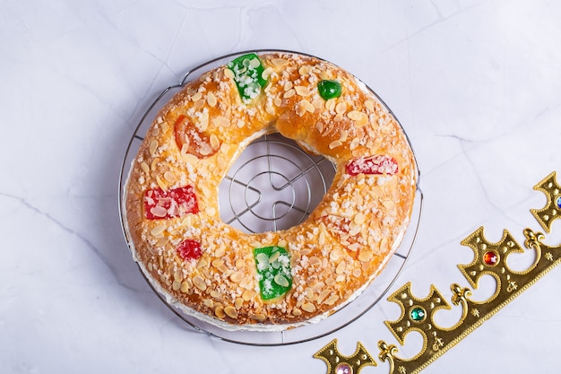 Traditionelle spanische Epiphanie-Torte Roscon de Reyes mit festlicher Dekoration