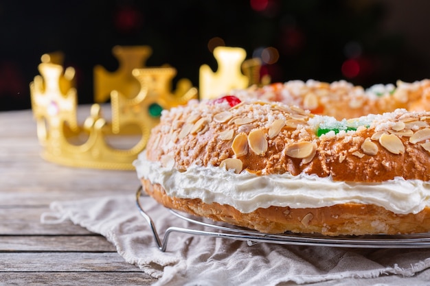 Foto traditionelle spanische epiphanie-torte roscon de reyes mit festlicher dekoration