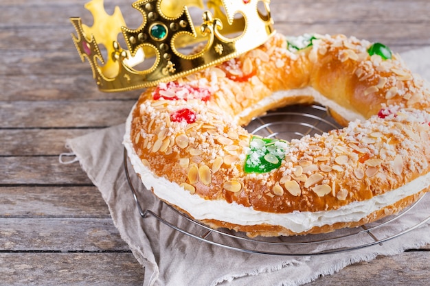 Traditionelle spanische Epiphanie-Torte Roscon de Reyes mit festlicher Dekoration