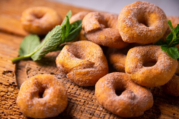 Traditionelle spanische frittierte Donuts mit Zitrone und Zimt.