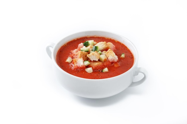 Traditionelle spanische Gazpacho-Suppe isoliert auf weißem Hintergrund