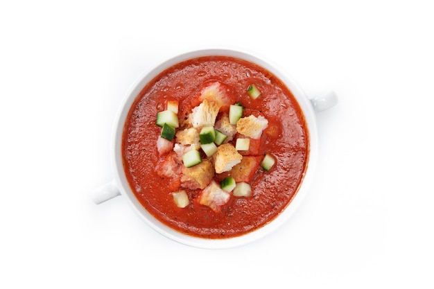 Traditionelle spanische Gazpacho-Suppe isoliert auf weißem Hintergrund