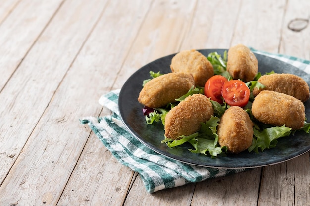 Traditionelle spanische gebratene Kroketten auf Holztisch