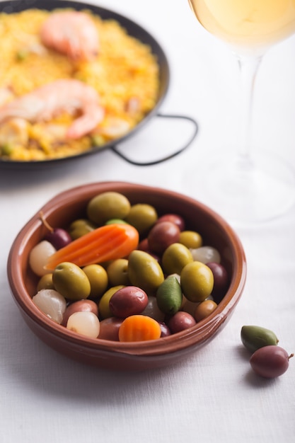 Traditionelle spanische Oliven auf dem Teller. Mit Karotten und Zwiebeln gemischt