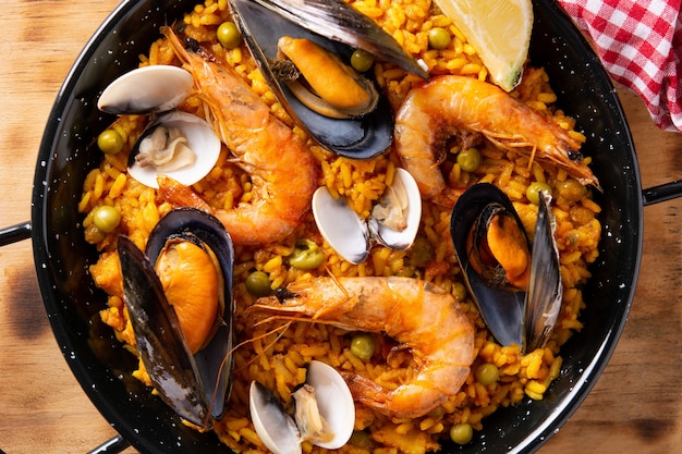 Traditionelle spanische Paella mit Meeresfrüchten auf Holztisch