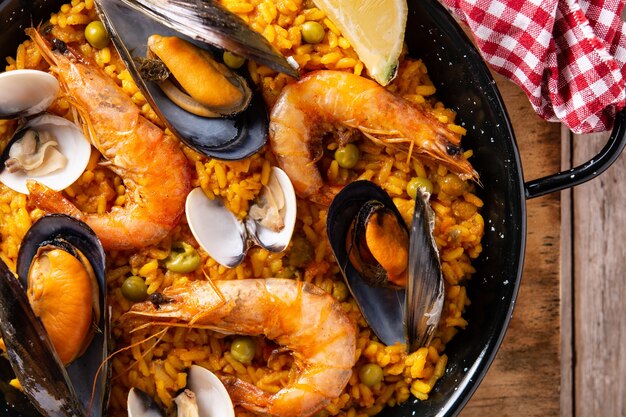 Traditionelle spanische Paella mit Meeresfrüchten auf Holztisch