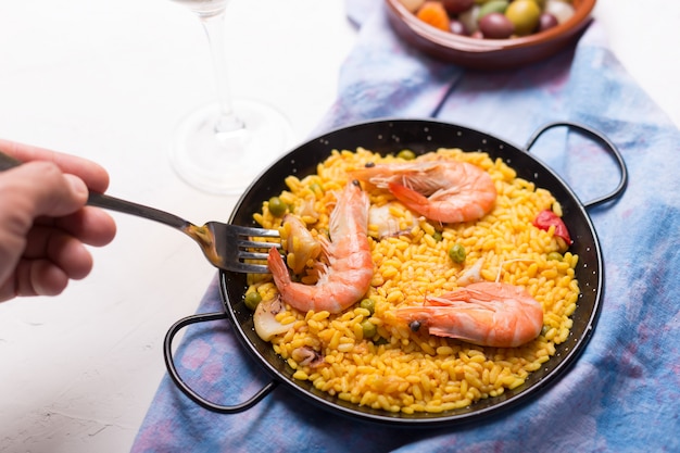 Traditionelle spanische Paella mit Meeresfrüchten. In traditioneller Pfanne zubereitet