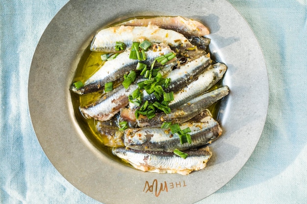 Foto traditionelle spanische pintxos aus kantabrischen sardellen in olivenöl