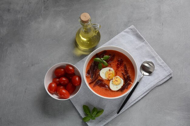 Traditionelle spanische Tomatencremesuppe mit Ei, Schinken in einer Schüssel