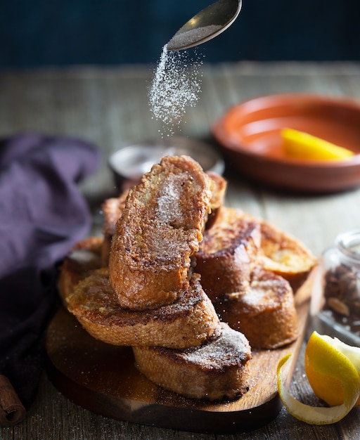 Traditionelle spanische Torrijas oder French Toast. Dessert zur Weihnachtszeit oder Pascua