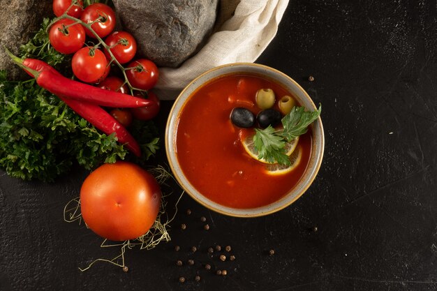 Traditionelle spanische würzige Tomatensuppe Gazpacho mit Oliven und Oliven.