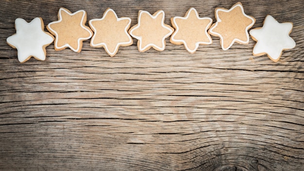 Traditionelle süße Weihnachtsplätzchen auf Holzuntergrund