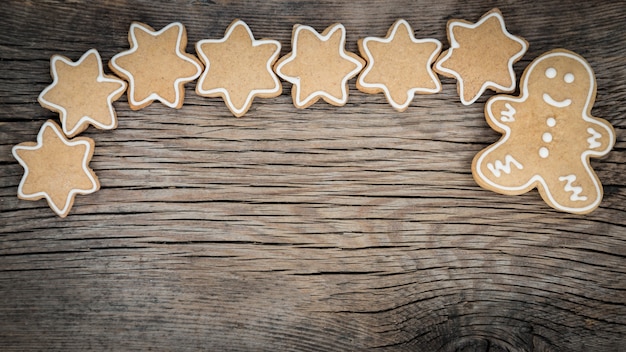 Traditionelle süße Weihnachtsplätzchen auf Holzuntergrund