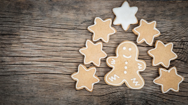 Traditionelle süße Weihnachtsplätzchen auf Holzuntergrund