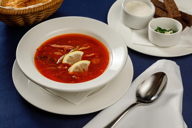 Traditionelle Suppe in der Ukraine und Russland Soljanka