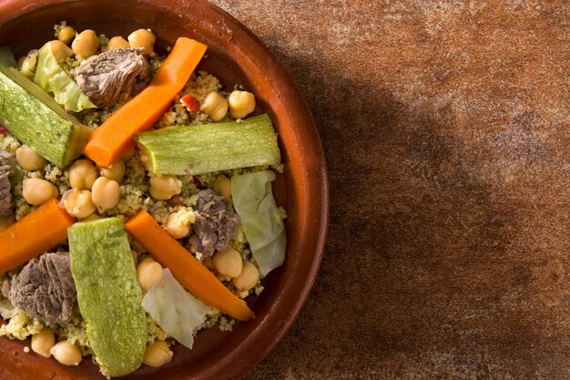 Traditionelle Tajine mit Gemüse, Kichererbsen, Fleisch und Couscous