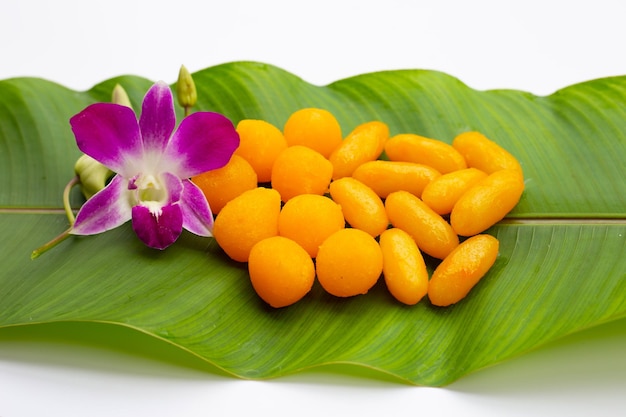 Traditionelle thailändische Desserts Med Kanoon mit Thong Yod