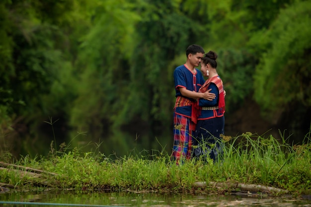 Traditionelle thailändische Hochzeit im Wald xA