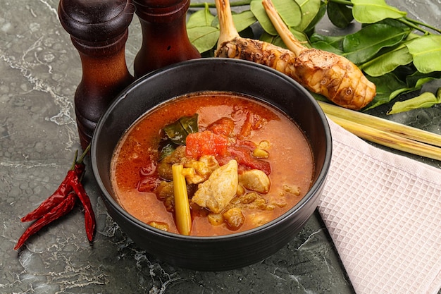 Traditionelle thailändische scharfe Tom-Yum-Suppe mit Hühnchen