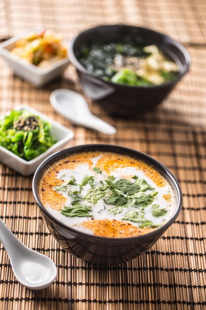 Traditionelle thailändische suppe tom yum mit garnelen und kokosmilch ...
