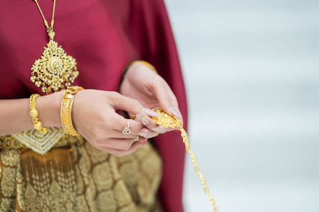 Traditionelle thailändische Zeremonie, die den Bräutigam daran hindert, sich der Braut zu nähern