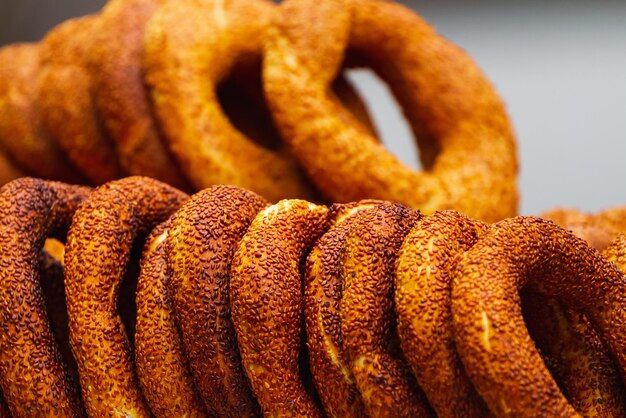 Traditionelle türkische Bagels auf einem mit Sesam verkrusteten Gebäck