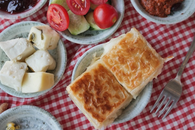 Traditionelle türkische Küche Gebäck und Oliven auf dem Tisch