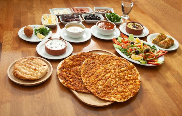 Traditionelle türkische Küche Verschiedene Gerichte Suppen und Snacks