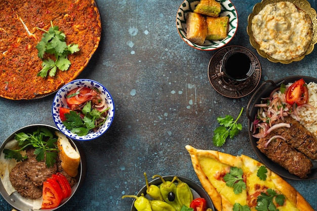 Traditionelle türkische Küche, verschiedene Gerichte und Mezze-Vorspeisen auf rustikalem Hintergrund von oben Pide Lahmacun-Fleischkebab, türkische Fleischbällchen, süßes Baklava und Kunefe-Küche aus dem Nahen Osten, Kopienraum