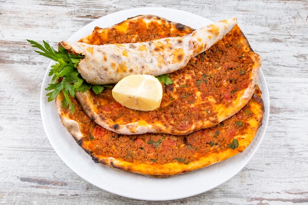 Traditionelle türkische Lebensmittel Türkische Pita-Pizza Lahmacun