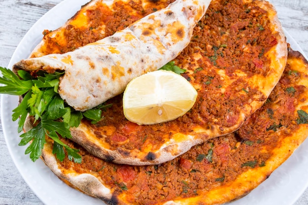 Traditionelle türkische Lebensmittel Türkische Pita-Pizza Lahmacun