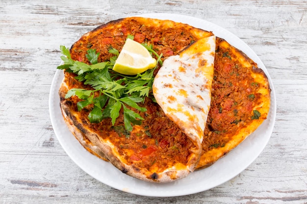 Traditionelle türkische Lebensmittel Türkische Pita-Pizza Lahmacun