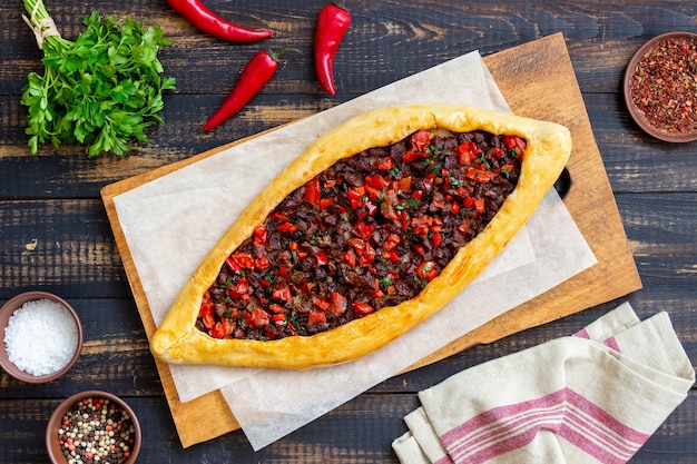 Traditionelle türkische Pide mit Fleisch. Türkische Küche. Nationales Essen.