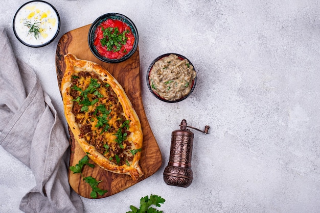 Traditionelle türkische Pide mit Fleisch