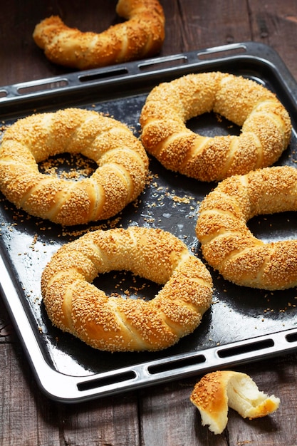 Traditionelle türkische Simits mit Sesamsamen auf Holzhintergrund. Rustikaler Stil, selektiver Fokus.