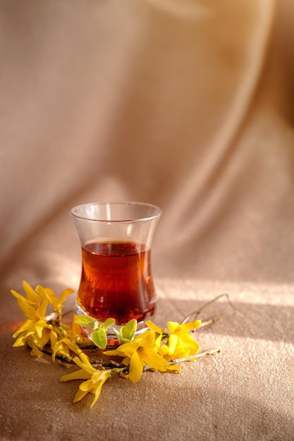 Traditionelle türkische Teetasse auf Stoffhintergrund