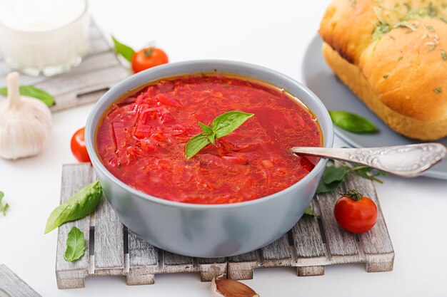 Traditionelle ukrainische russische Gemüse Borscht Suppe auf blauer Schüssel.