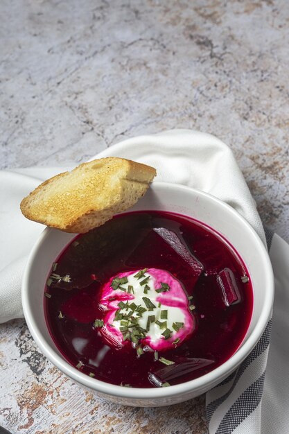 Traditionelle ukrainische und russische nationale rote Borschtsch-Suppe in Schüssel mit Sauerrahm und Kräutern Gesundes Ernährungskonzept