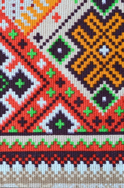 Foto traditionelle ukrainische volkskunst strickte stickmuster auf textilgewebe