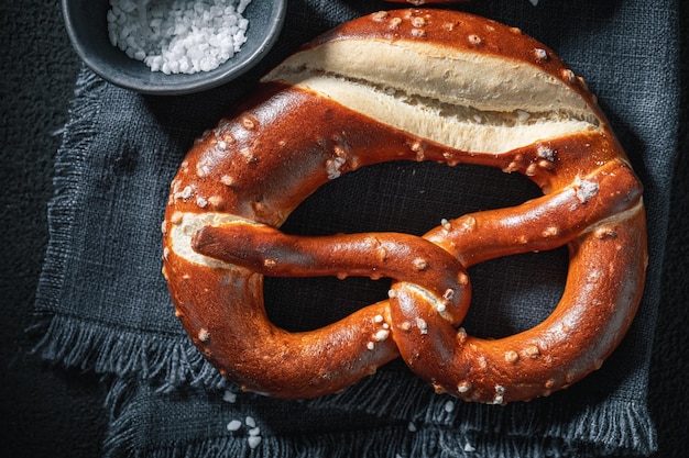 Foto traditionelle und hausgemachte brezeln als snack zum bier