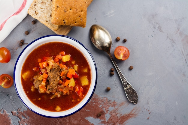 Traditionelle ungarische Gulaschsuppe