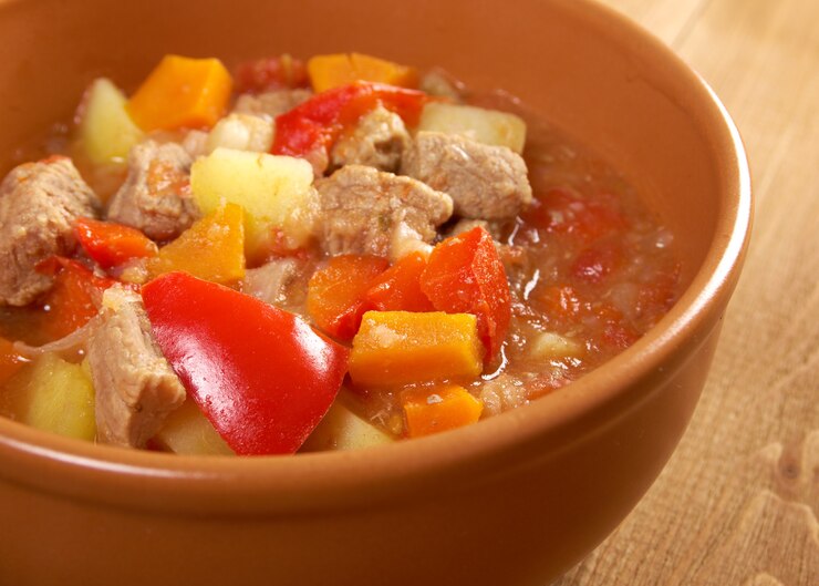 Foto traditionelle ungarische hausgemachte heiße gulaschsuppe
