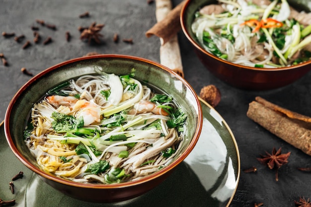 Foto traditionelle vietnamesische suppe mit kalbennudeln und gemüse