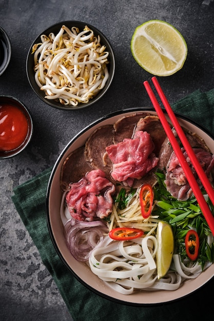 traditionelle vietnamesische Suppe Pho Bo. Asiatisches Lebensmittelkonzept. Draufsicht.