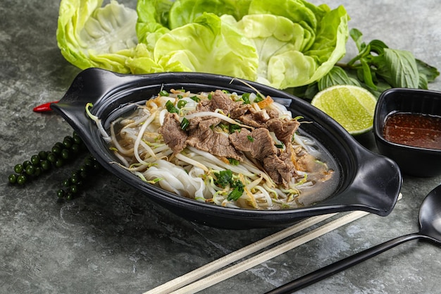 Traditionelle vietnamesische Suppe Pho Bo mit Rindfleisch