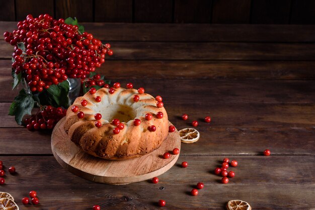 Traditionelle Weihnachts-Cranberry-Torte. Vorbereitung der festlichen Tafel für die Weihnachtsfeier