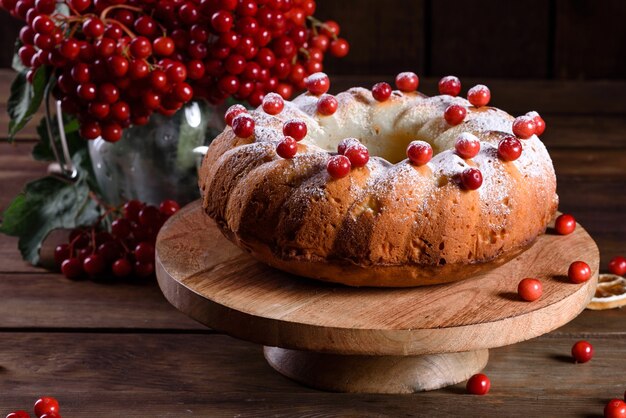 Traditionelle Weihnachts-Cranberry-Torte. Vorbereitung der festlichen Tafel für die Weihnachtsfeier