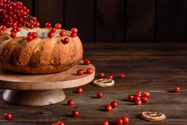 Traditionelle Weihnachts-Cranberry-Torte. Vorbereitung der festlichen Tafel für die Weihnachtsfeier