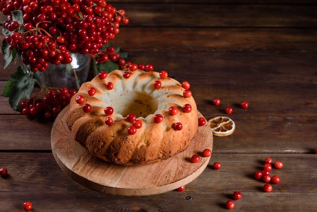 Traditionelle Weihnachts-Cranberry-Torte. Vorbereitung der festlichen Tafel für die Weihnachtsfeier