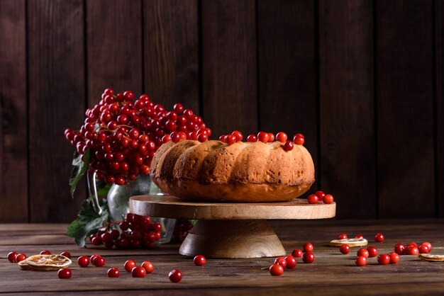 Traditionelle Weihnachts-Cranberry-Torte. Vorbereitung der festlichen Tafel für die Weihnachtsfeier